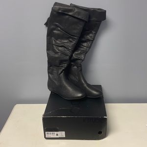 New in Box Womens Boots Size 8 soft faux fir inside